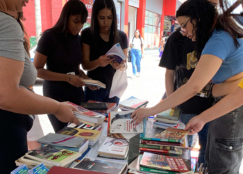 Prefeitura distribui mais de 300 livros no calçadão da rua Dom Pedro II