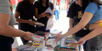 Prefeitura distribui mais de 300 livros no calçadão da rua Dom Pedro II