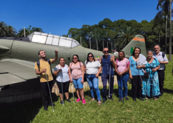 Alunos com deficiência visual fazem visita guiada à Base Aérea de Cumbica