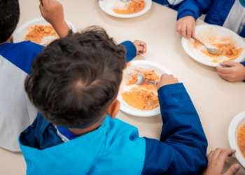 Prefeitura oferece cardápios saudáveis elaborados por nutricionistas a estudantes da rede municipal