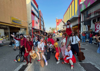 Artistas da Escola Viva de Artes Cênicas de Guarulhos levam arte da palhaçaria para as ruas do Centro