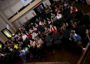 Sessão de cinema gratuita reúne famílias no Teatro Padre Bento