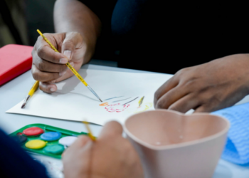 Prefeitura oferece vivência arteterapêutica com aquarela para mulheres com fibromialgia