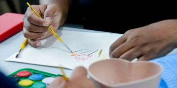 Prefeitura oferece vivência arteterapêutica com aquarela para mulheres com fibromialgia