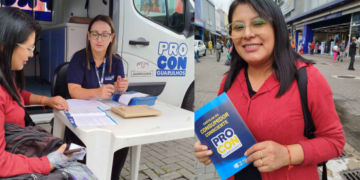 Van Procon nos Bairros orienta consumidores no calçadão do Centro