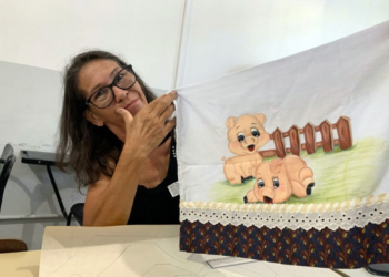 Oficina de costura criativa utiliza tecidos para artesanato e geração de renda   