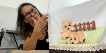 Oficina de costura criativa utiliza tecidos para artesanato e geração de renda   