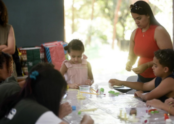 Oficina de biscuit sobre a vida das borboletas reúne crianças e adultos no Zoológico