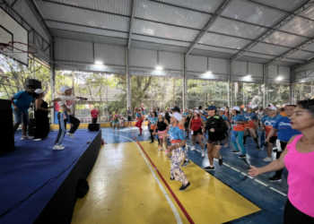 Ativação 60+ reúne mais de 200 idosos em aula de zumba no Parque Chico Mendes – ATIVIDADES PARA A MELHOR IDADE