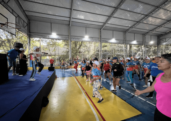 Ativação 60+ reúne mais de 200 idosos em aula de zumba no Parque Chico Mendes – ATIVIDADES PARA A MELHOR IDADE
