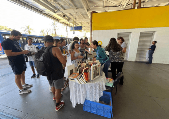 Prefeitura leva biblioteca móvel ao Terminal Pimentas nos dias 5 e 19 de Maio – AÇÃO CULTURAL