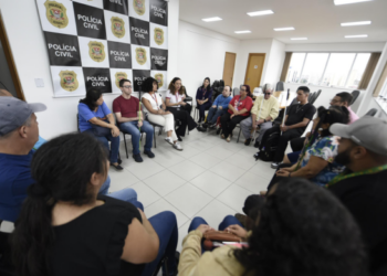 Deficientes visuais visitam Centro de Apoio Técnico para Pessoas com Deficiência em delegacia seccional