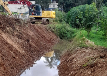 Prefeitura promove a limpeza do córrego no Água Azul