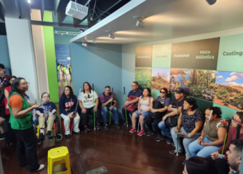 Prefeitura leva alunos com deficiência visual para visitar o Museu Catavento