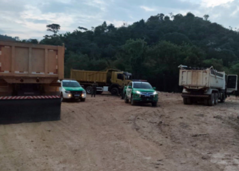 GCM combate irregularidades e apreende caminhões com resíduos no Presidente Dutra