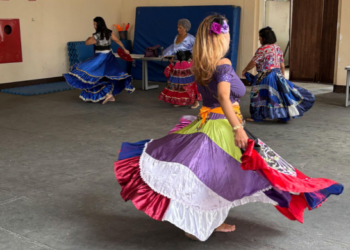 Teatro Padre Bento reúne público para estreia do Sarau Cigano