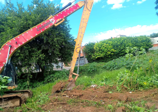 Prefeitura promove limpeza e desassoreamento do córrego Tanque Grande