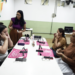 Casas da Mulher oferecem aulas gratuitas de automaquiagem, yoga, artesanato e mídias sociais