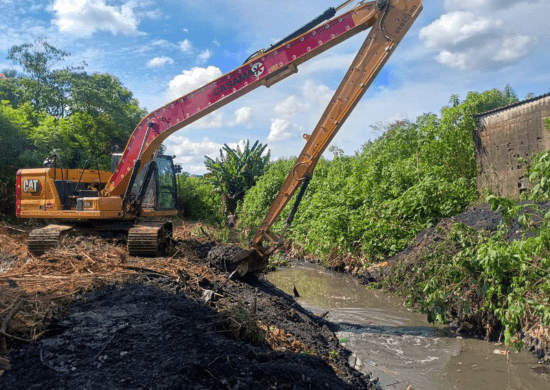 Prefeitura promove desassoreamento de valas de drenagem na região do Jardim São João – INFRAESTRUTURA URBANA