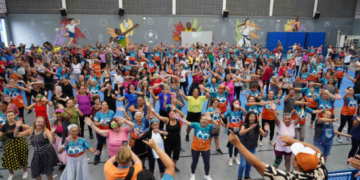 Aulão de dança para melhor idade reúne mais de 300 pessoas no CEU Parque São Miguel em Guarulhos