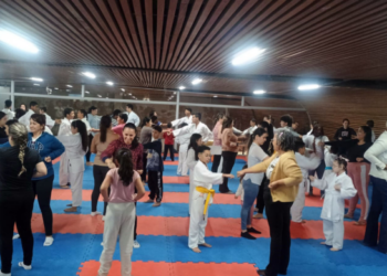 Aula de karatê em homenagem às mães reúne dezenas de famílias no CEU Pimentas em Guarulhos – ESPORTES