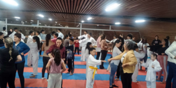 Aula de karatê em homenagem às mães reúne dezenas de famílias no CEU Pimentas em Guarulhos – ESPORTES