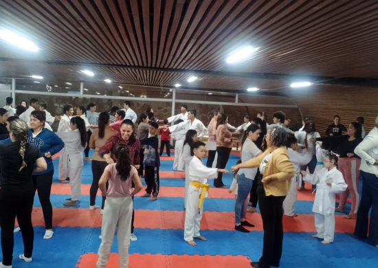 Aula de karatê em homenagem às mães reúne dezenas de famílias no CEU Pimentas em Guarulhos – ESPORTES