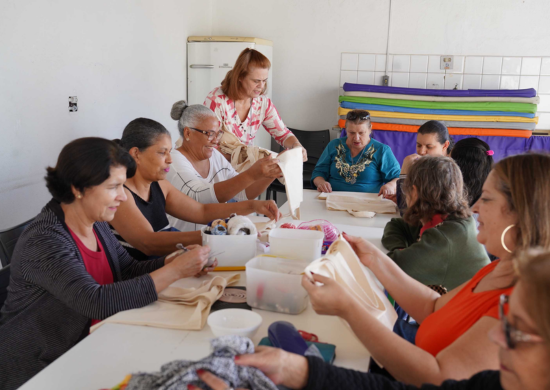 Assistidas pela Casa da Mulher Vila Galvão em Guarulhos participam de oficina de customização de ecobags – ACOLHIMENTO E INCLUSÃO