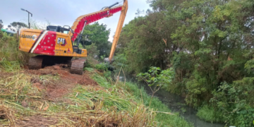 Prefeitura de Guarulhos finaliza limpeza em vala de drenagem na Cidade Seródio – ZELADORIA URBANA