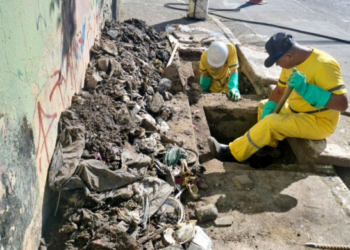 Prefeitura de Guarulhos realização a desobstrução de boca de lobo em rua do Jardim Presidente Dutra – ZELADORIA URBANA