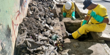 Prefeitura de Guarulhos realização a desobstrução de boca de lobo em rua do Jardim Presidente Dutra – ZELADORIA URBANA