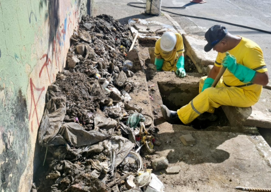 Prefeitura de Guarulhos realização a desobstrução de boca de lobo em rua do Jardim Presidente Dutra – ZELADORIA URBANA