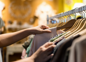 Oficina gratuita ensina customização de roupas para brechó em Guarulhos – CRIATIVIDADE E SUSTENTABILIDADE