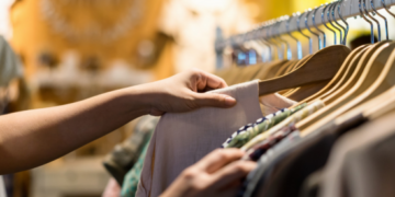 Oficina gratuita ensina customização de roupas para brechó em Guarulhos – CRIATIVIDADE E SUSTENTABILIDADE