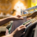 Oficina gratuita ensina customização de roupas para brechó em Guarulhos – CRIATIVIDADE E SUSTENTABILIDADE