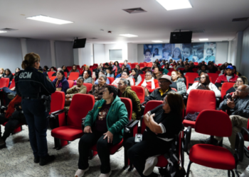 Estudantes da EJA participam de conscientização do Agosto Lilás na Secretaria de Educação – COMBATE À VIOLÊNCIA DOMÉSTICA E FAMILIAR