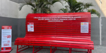 Banco Vermelho Gigante é instalado no Internacional Shopping Guarulhos como símbolo de combate ao feminicídio