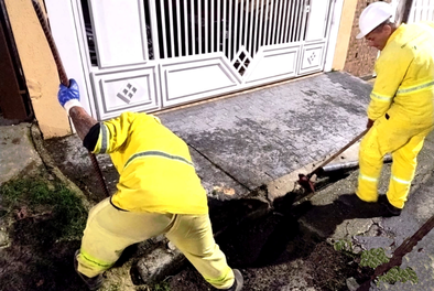Prefeitura de Guarulhos limpa bocas de lobo obstruídas por detritos na Vila Galvão – ZELADORIA URBANA – DENUNCIE IRREGULARIDADES