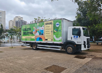 Caminhão da Coleta Seletiva recebe materiais recicláveis durante a 10ª Semana Lixo Zero de Guarulhos – ZELADORIA URBANA – SUSTENTABILIDADE