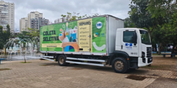 Caminhão da Coleta Seletiva recebe materiais recicláveis durante a 10ª Semana Lixo Zero de Guarulhos – ZELADORIA URBANA – SUSTENTABILIDADE