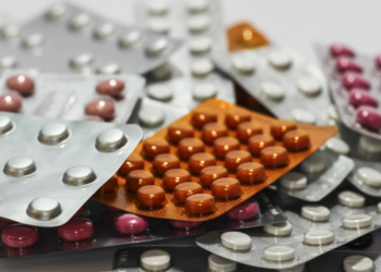 Uso simultâneo de medicamentos exige alerta e revisão médica constantes