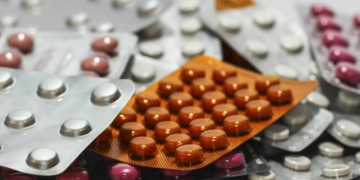 Uso simultâneo de medicamentos exige alerta e revisão médica constantes